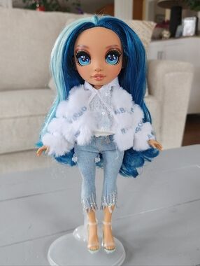 ❄️ MGA Rainbow High Skyler Bradshaw In Winter Break Fashion Doll Outfit